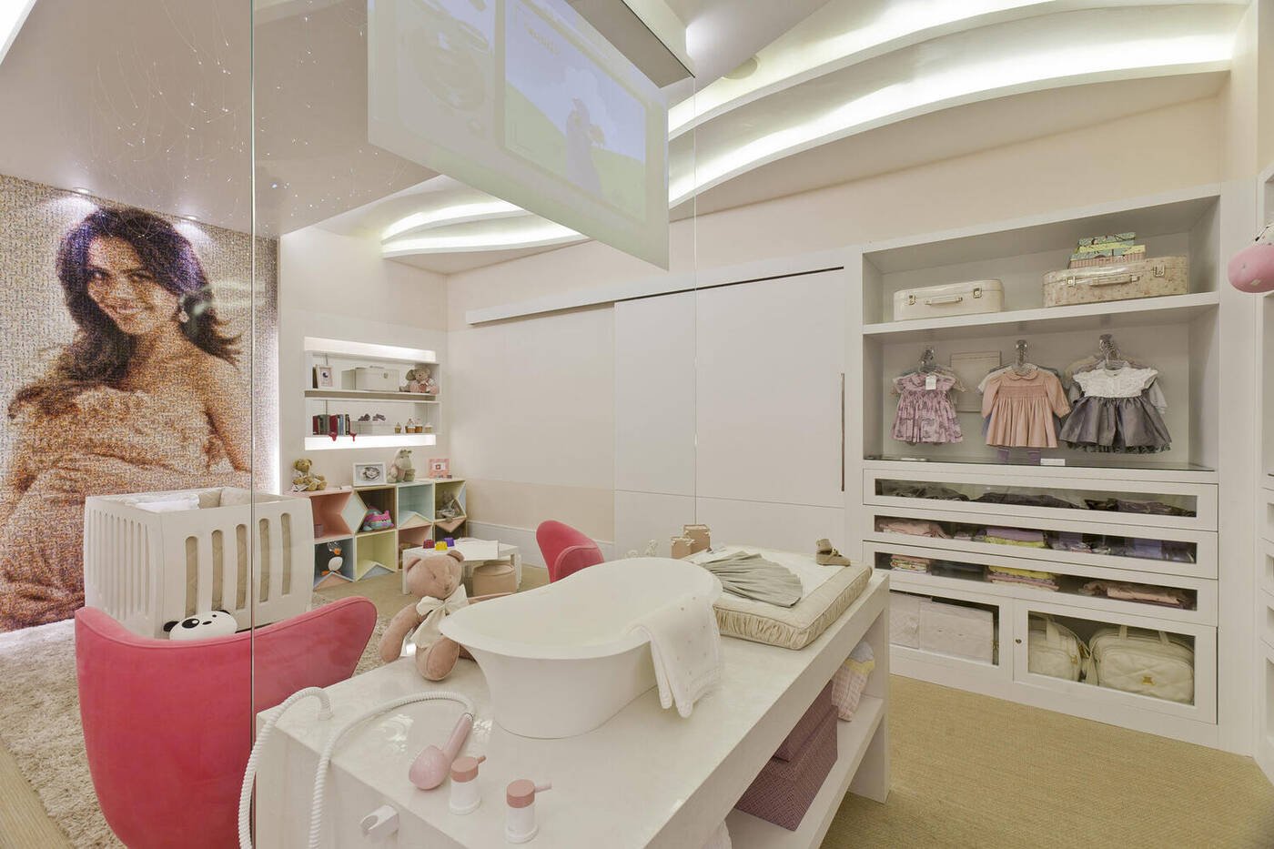 Quarto de bebê CasaCor São Paulo 2012 por Mayra Lopes — espaço banho e closet infantil