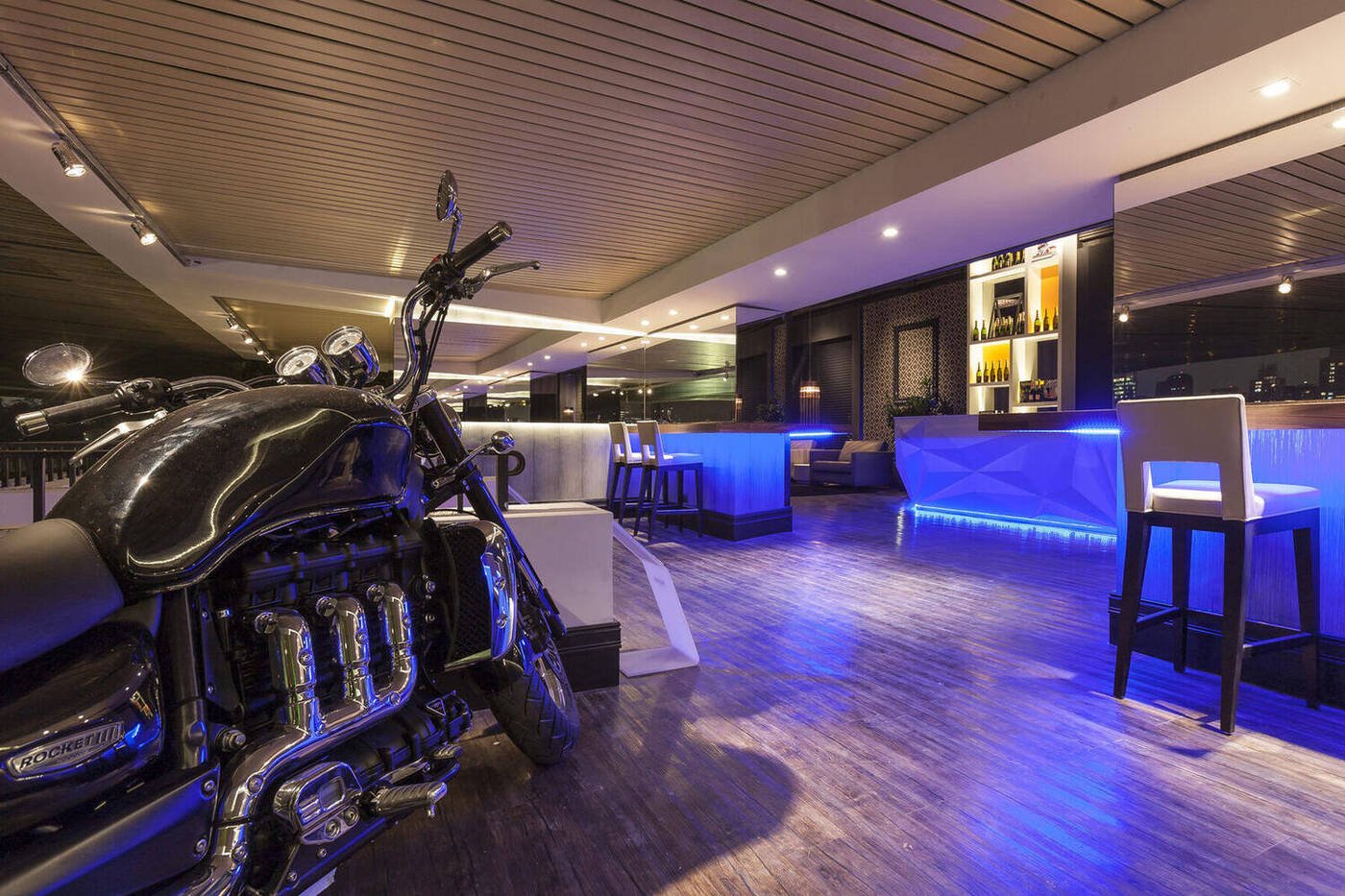 Lounge Bar CasaCor São Paulo 2013 por Mayra Lopes — moto como escultura no ambiente