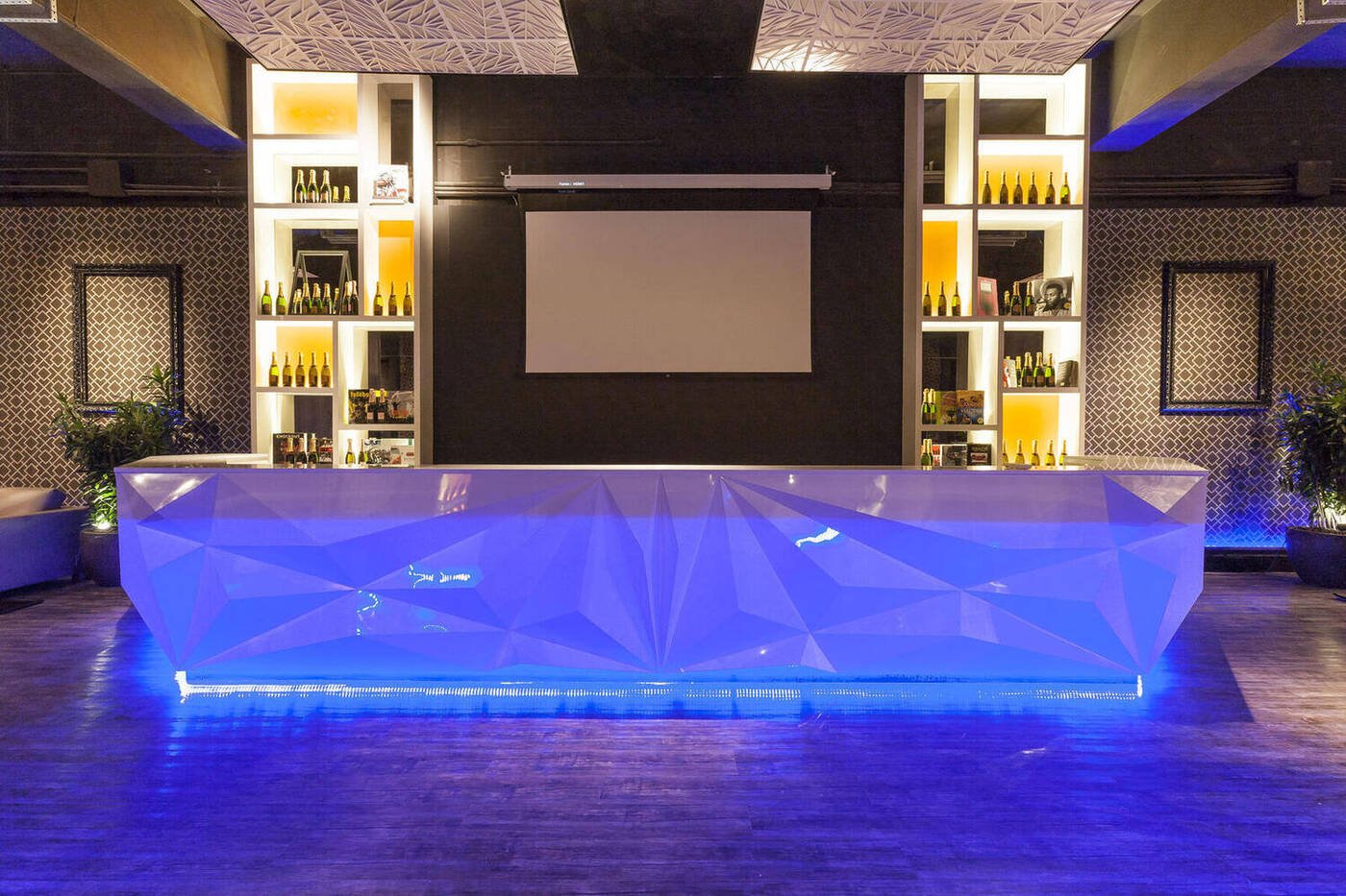 Lounge Bar CasaCor São Paulo 2013 por Mayra Lopes — balcão facetado com iluminação de LED