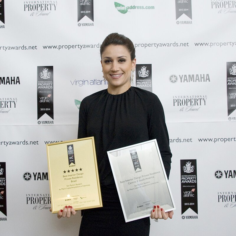 Mayra Lopes recebendo os certificados de Best Interior Design – Private Residence no Americas Property Awards 2014