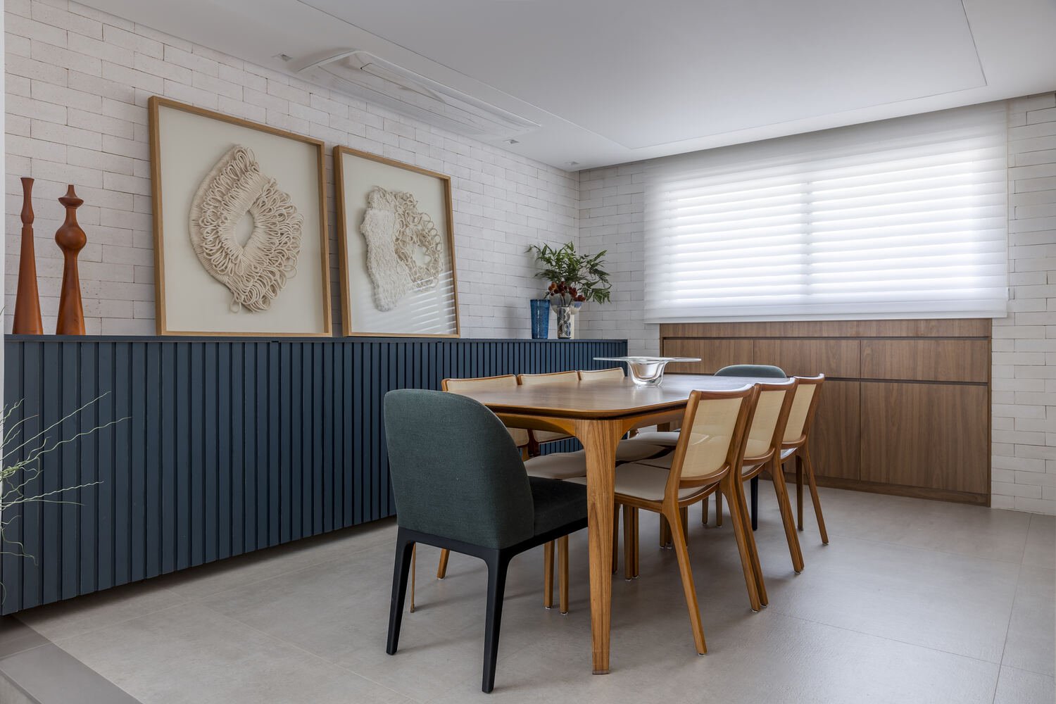 Sala de Jantar — Buffet Ripado Azul e Tijolinho Branco — Apartamento S|R, Aclimação — ML Arquitetos Associados
