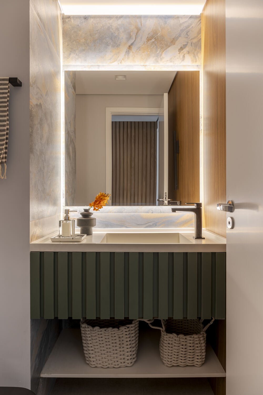 Lavabo — Mármore Iluminado e Ripado Verde — Apartamento S|R, Aclimação — ML Arquitetos Associados
