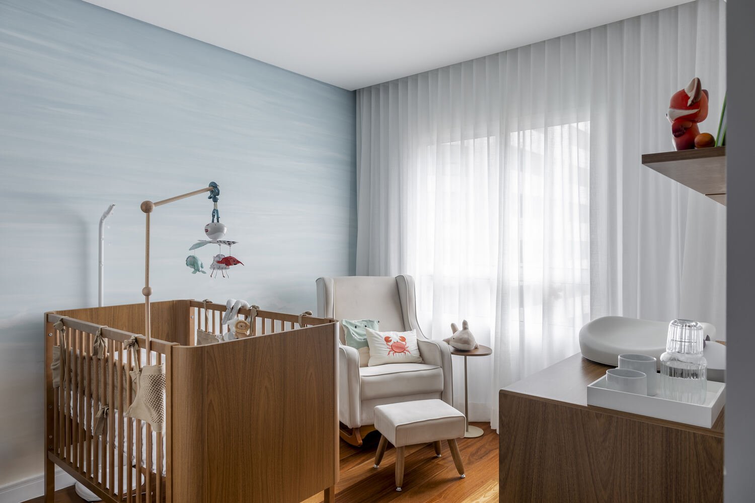 Quarto de Bebê — Berço de Madeira e Parede Azul Suave — Apartamento S|R, Aclimação — ML Arquitetos Associados