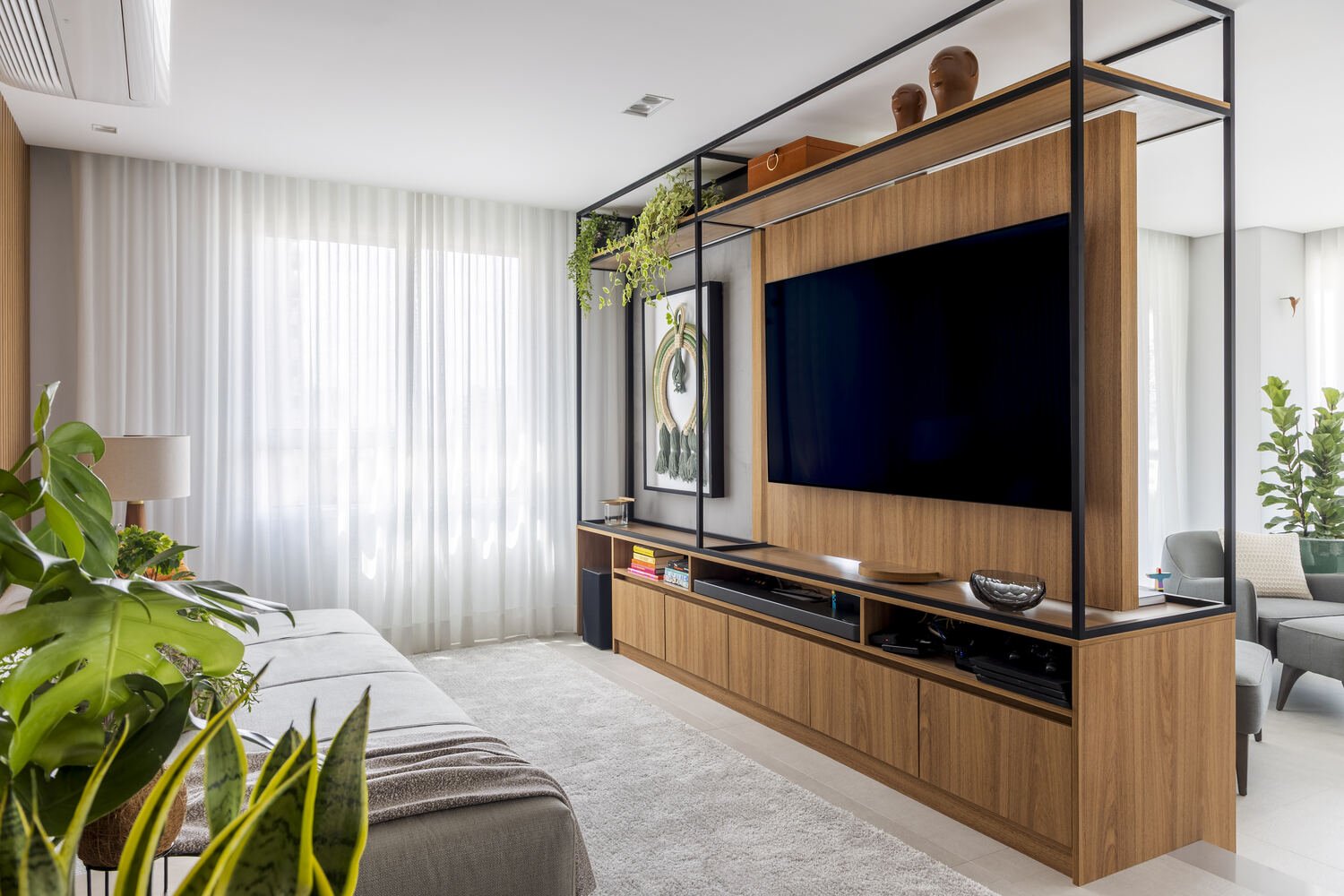 Sala de TV — Estante Metálica e Painel de Madeira — Apartamento S|R, Aclimação — ML Arquitetos Associados