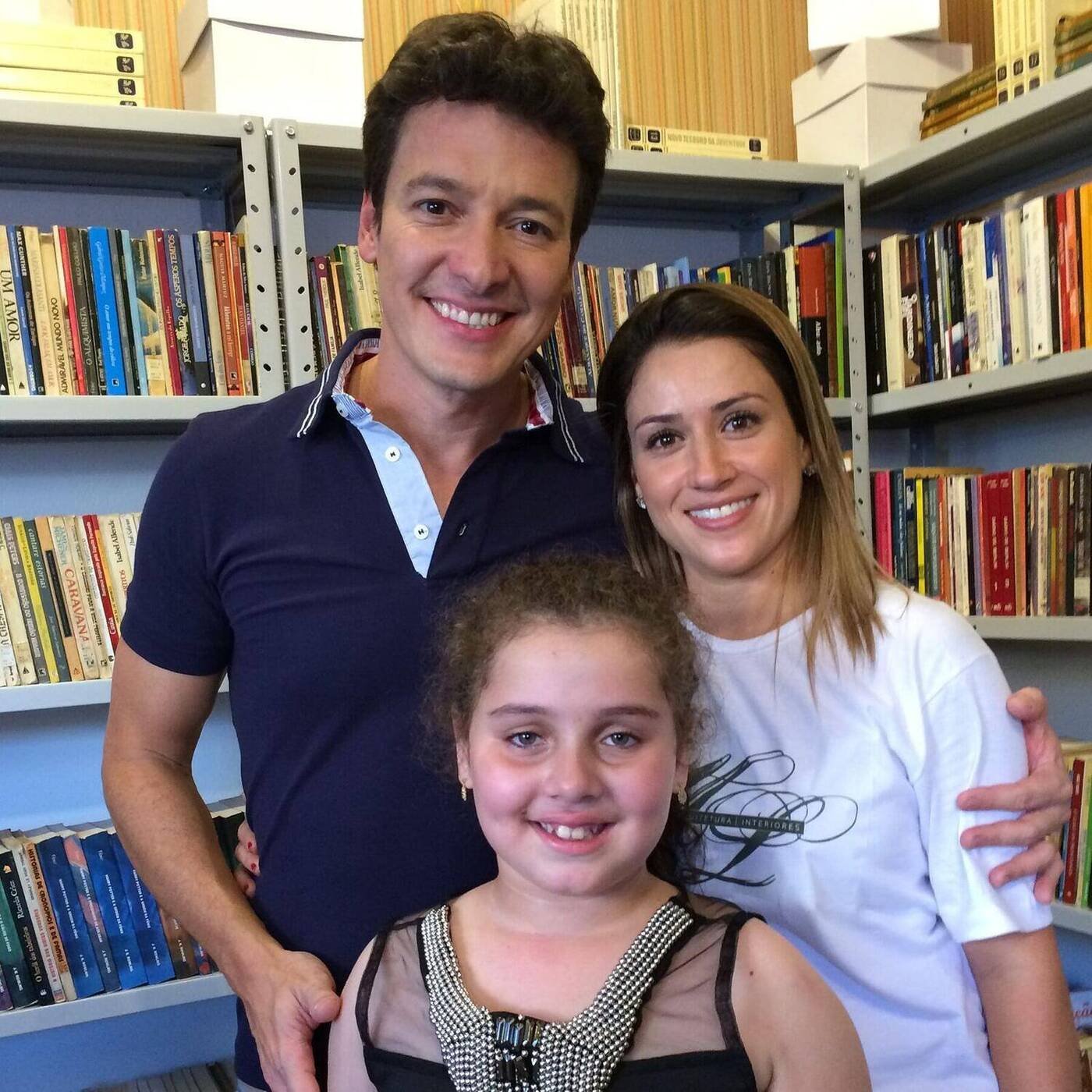 Mayra Lopes com o apresentador Rodrigo Faro nos bastidores de gravação